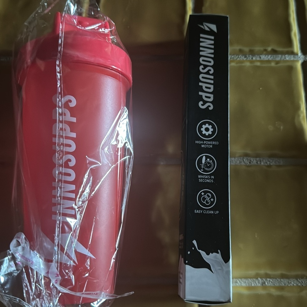 Innosupps Red Shaker Bottle - 20oz & frother - Picture 2 of 3